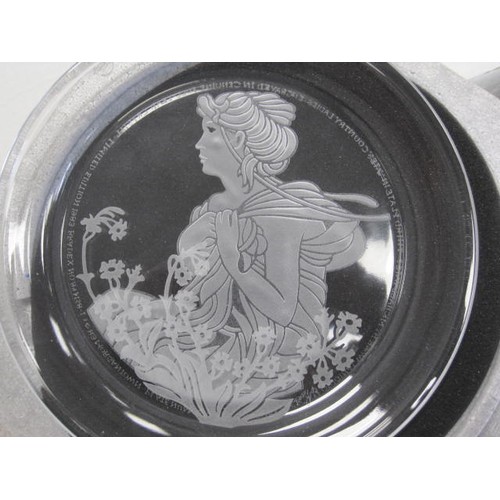 91 - A set of 6 etched heavy crystal glass R M Yates Country Ladies plates in original packaging, all in ... 