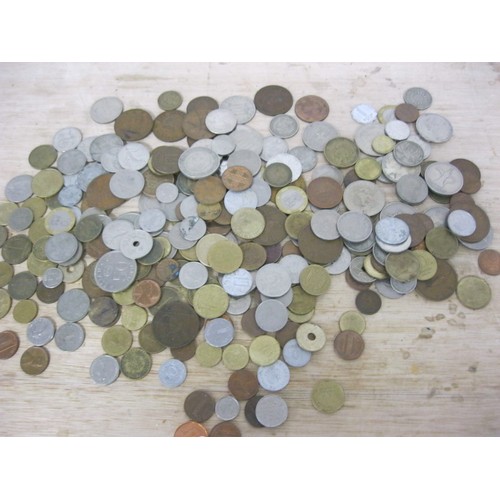 253 - An assortment of 200+ interesting mainly vintage coins including some silver