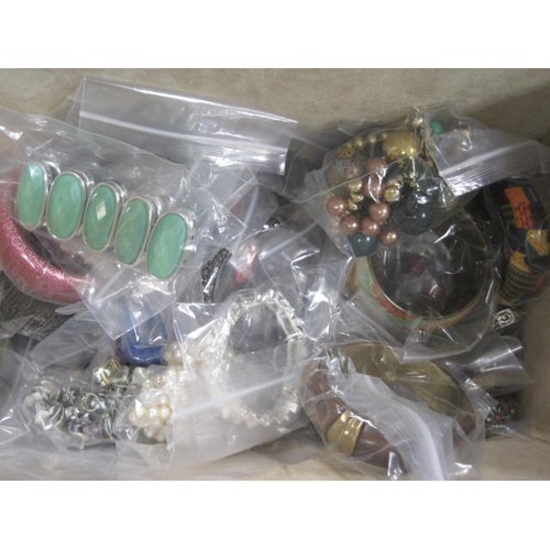 112 - Assorted costume jewellery, including chunky and colourful bangles, necklaces, etc, contained in a s... 