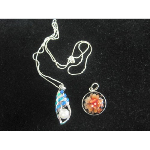 32 - 925 silver pendant with simulated pearl and opalescent decoration on a 925 silver beaded chain; and ... 