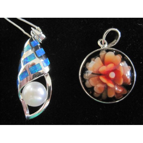 32 - 925 silver pendant with simulated pearl and opalescent decoration on a 925 silver beaded chain; and ... 