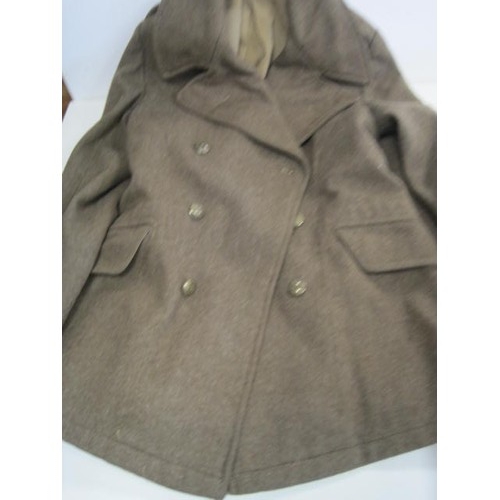 4 - A WW2 vintage New Zealand issue battledress blouse and a New Zealand issue greatcoat, the latter cut... 