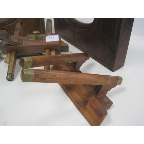 129 - A pair of hardwood wall brackets 14