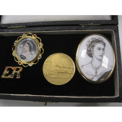 198 - Queen Elizabeth II 1953 Coronation collectables and memorabilia (the contents of a shoe box, and the... 