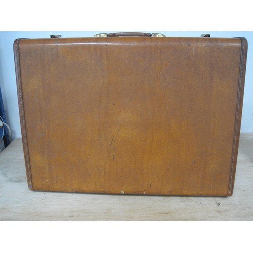 187 - Vintage Samsonite Streamlite tan leather suitcase, fitted interior with woven label of Shwayder Bros... 