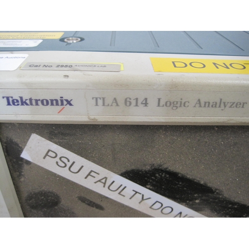 64 - Tektronix TLA614, logic analyzer dusty but in reasonable condition