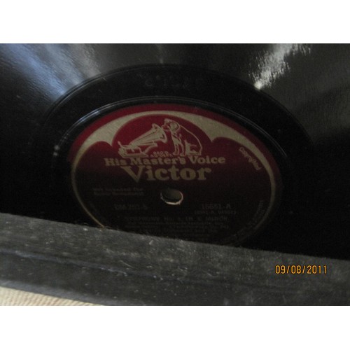 56 - A vintage wooden round carry case for 78 records, includes a number of 78s