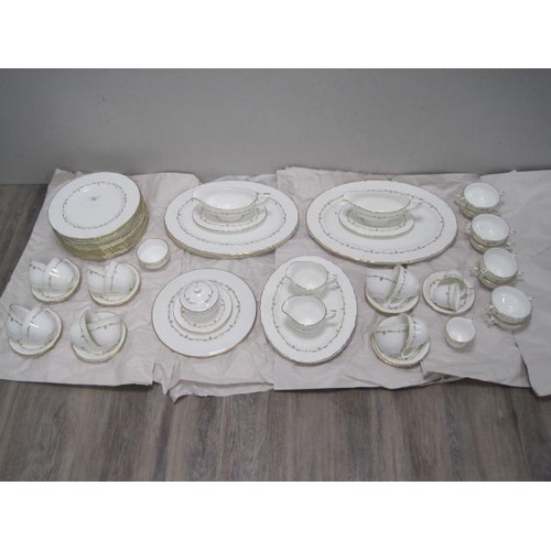 37 - Royal Worcester Gold Chantilly white porcelain and gilt dinner and tea ware - 15 dinner plates, 5 ov... 