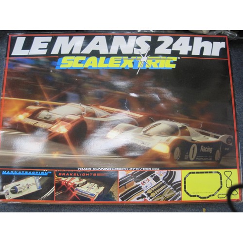 10 - Scalextric le Mans 24 hours set (Complete and working, with original instructions)