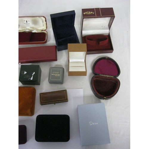 227 - A bag of assorted small jewellery boxes for brooches, rings, etc