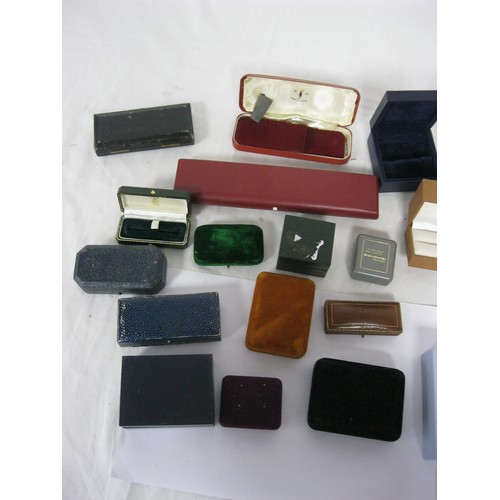 227 - A bag of assorted small jewellery boxes for brooches, rings, etc