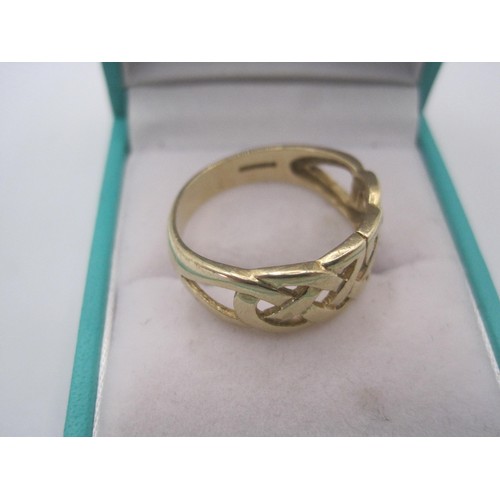 26 - A overlapping gold design features on this 9ct 4 gram size s Gentleman's ring