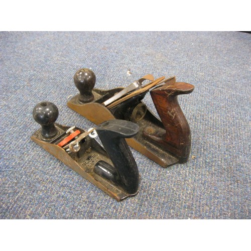 216 - A small box of vintage tools including a pair of Stanley Planes, one No 4 1/2 and one SB3, in good o... 