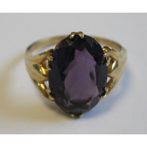 251 - 9 carat gold amethyst ring, approx. 3.6g, size T, in a green ring box