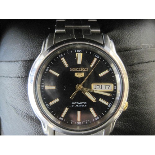 34 - Two Seiko gent's watches. (1) A gents Seiko 5 stainless steel automatic wristwatch with original box... 