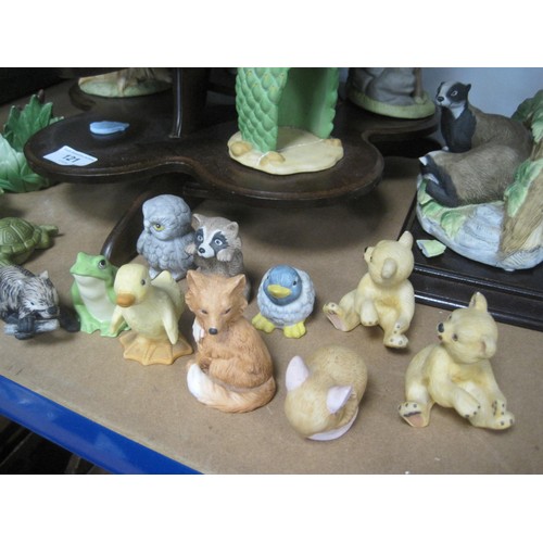 20 - Franklin Mint Woodland Surprises staging with porcelain animals (a/f with faults), an a/f badger gro... 