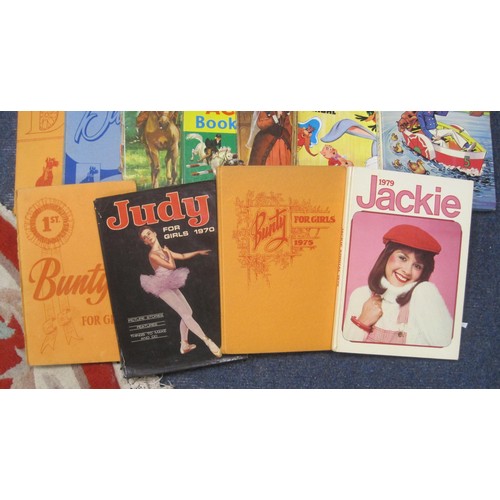 118 - Eighteen children's annuals including Rupert, La Ribambelle en Ecosse, Bunty, Judy, etc