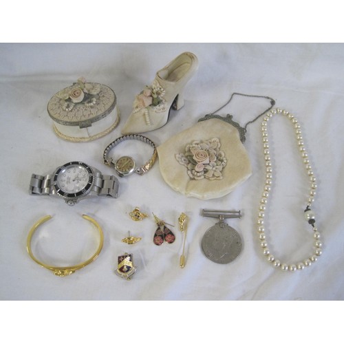 35 - Watches, costume jewellery and small items. An a/f ladies Ingersoll mechanical wristwatch (does not ... 