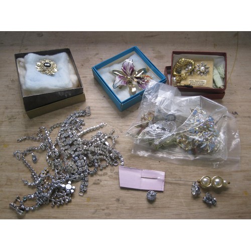 11 - A small quantity of costume jewellery including brooches, a Heritage Museum Replica pendant brooch, ... 