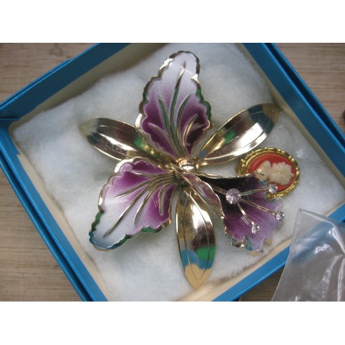 11 - A small quantity of costume jewellery including brooches, a Heritage Museum Replica pendant brooch, ... 