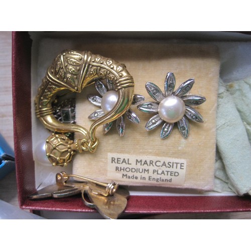 11 - A small quantity of costume jewellery including brooches, a Heritage Museum Replica pendant brooch, ... 