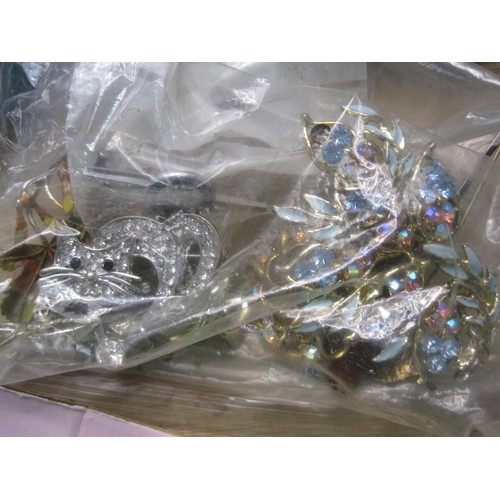 11 - A small quantity of costume jewellery including brooches, a Heritage Museum Replica pendant brooch, ... 