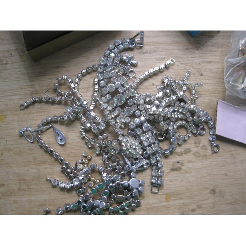 11 - A small quantity of costume jewellery including brooches, a Heritage Museum Replica pendant brooch, ... 