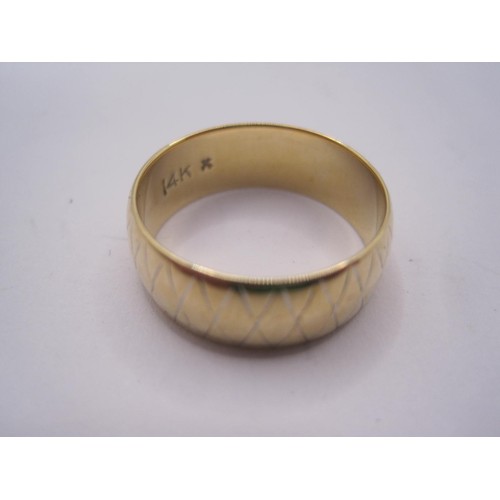 19 - A yellow metal court shaped wedding ring, engraved with criss-cross lines, 6.5mm wide, no hallmark, ... 