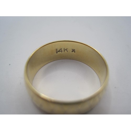 19 - A yellow metal court shaped wedding ring, engraved with criss-cross lines, 6.5mm wide, no hallmark, ... 