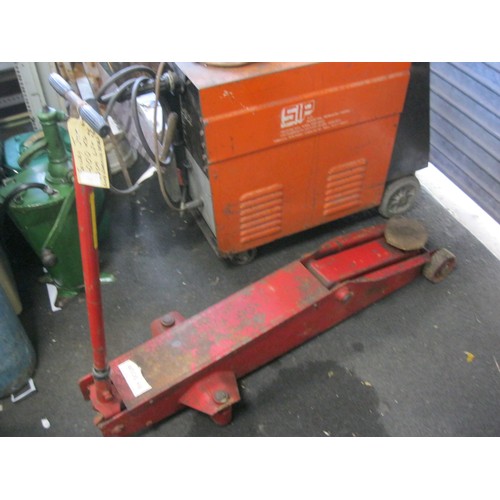 70 - A 4 Tonne Trolley Jack, 60cm lift, in good working order with no leaks