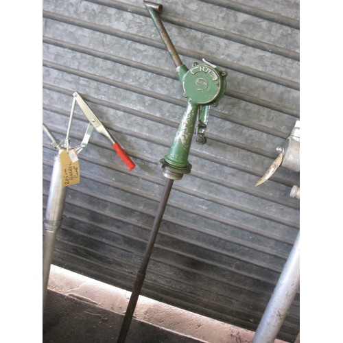 72 - A vintage 205 ltr barrel pump in good working order