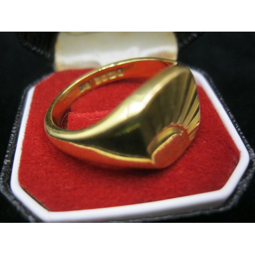 45 - A large 18 carat gentleman's signet ring with engraved sunburst design, ring size U/V approx weight ... 