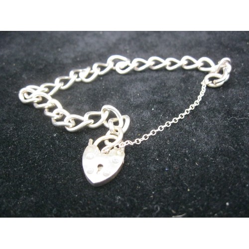 60 - A sterling silver padlock bracelet in good order, approx weight 14.28g