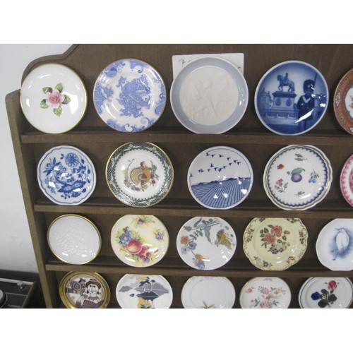 27 - Franklin Mint Miniature Plates of the World's Great Porcelain Houses, twenty-four plates with certif... 