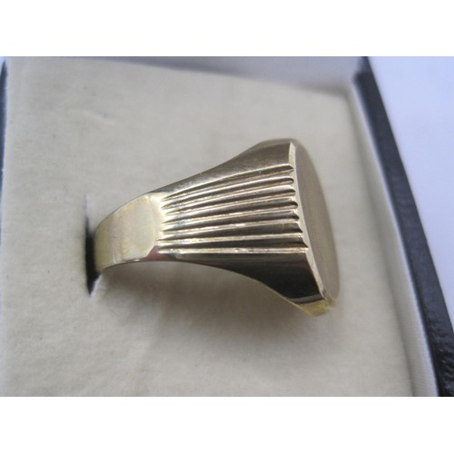 70 - A 9 carat gold signet ring, size T, approx weight 3.53g