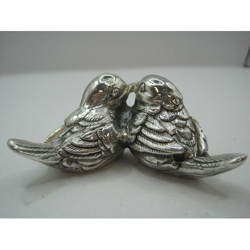 113 - 925 filled silver model of a pair of lovebirds. Approximate dimensions, height 34mm, width 77mm, dep... 