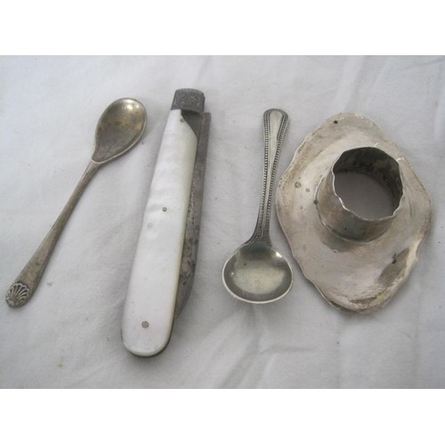 121 - An assortment of hallmarked silver items to include cased spoons, salt spoons, penknife, large silve... 