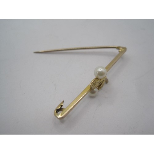 129 - 9ct gold and Pearl Bar Brooch 2.39g