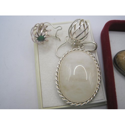 137 - Various items of silver jewellery including a malachite teardrop necklace, a silver necklace with pe... 