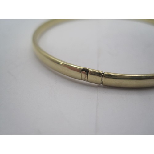 152 - A 9 carat gold bracelet, hinged, in good order, approx weight 5.89g