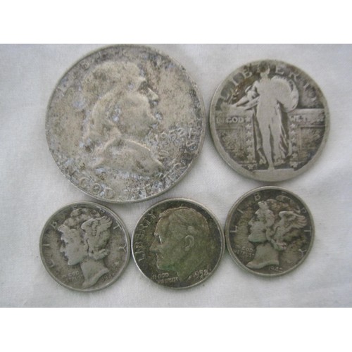 136 - An assortment of US coinage comprising a 1952 Liberty Bell half dollar, a standing Liberty quarter, ... 