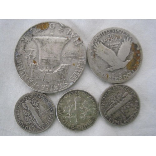 136 - An assortment of US coinage comprising a 1952 Liberty Bell half dollar, a standing Liberty quarter, ... 