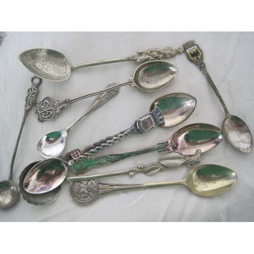 181 - A bag of silver-plated items including napkin rings and collector's spoons. Lot includes one small i... 