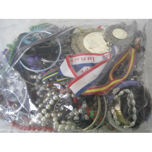 182 - A bag of assorted costume jewellery, mainly necklaces and bangles