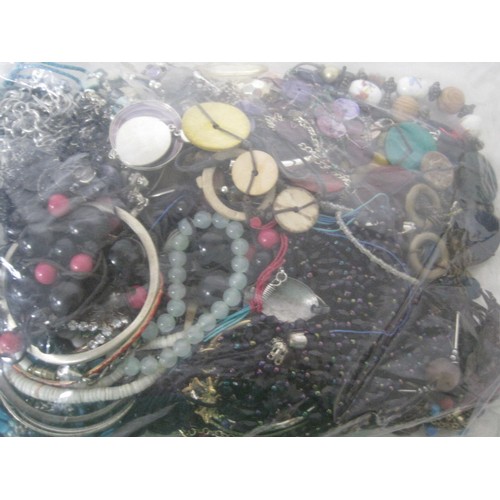 184 - A bag of assorted costume jewellery, mainly necklaces and bangles