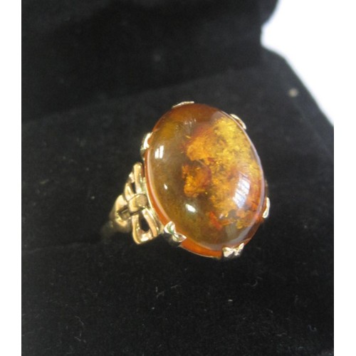 99 - A boxed 9 carat gold amber set ring hallmarked for Birmingham 1979, ring size P, approx weight 2.9g