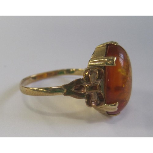 99 - A boxed 9 carat gold amber set ring hallmarked for Birmingham 1979, ring size P, approx weight 2.9g