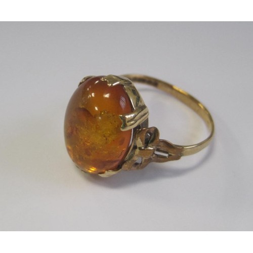 99 - A boxed 9 carat gold amber set ring hallmarked for Birmingham 1979, ring size P, approx weight 2.9g