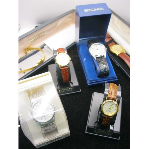 228 - An assortment of vintage cased quartz watches including Accurist, Seiko, Sekonda and Lorus, require ... 