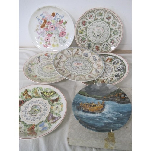 123 - A box of Wedgwood plates, mainly year plates, late 70s onwards, some boxed, most with wall hangers, ... 